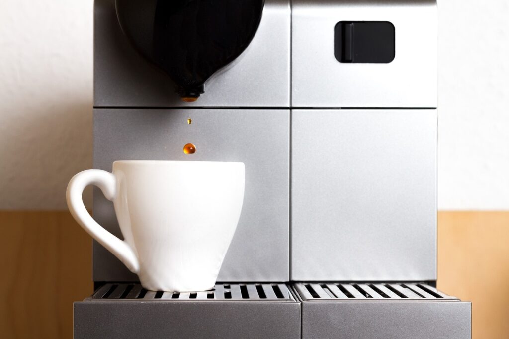 ¿Cómo solucionar una cafetera Nespresso que pierde agua?